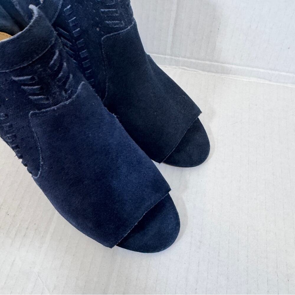 Vince Camuto Blue Suede Leather Laser Cut Ankle Boots Womens 9 Stacked Wood Heel - Picture 6 of 9